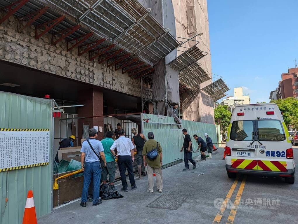台中市西區某銀行外牆整修工程17日傳出工安意外，全姓男工人於施工時突遭土石掩埋受困，消防局到場將人救出時已無意識，送醫搶救仍宣告不治。中央社記者蘇木春攝　115年9月17日