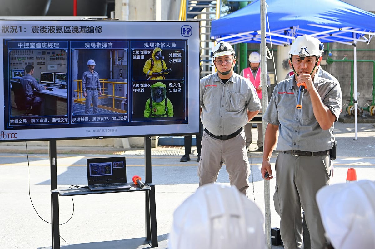 在關鍵基礎設施防護方面，模擬和平電廠因強震引發液氨外洩及儲槽火災之複合災情，全面驗證廠區自救與公部門聯防機制。 圖：行政院提供
