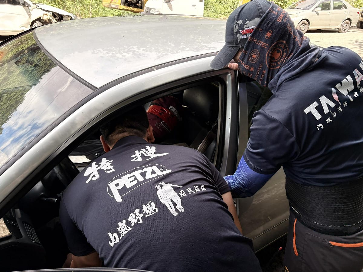 太麻里大橋墜谷車輛救援。 圖：內政部提供