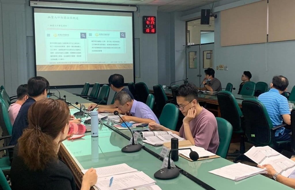 南投地方檢察署17日召開防杜幽靈人口查察會議，邀警調與縣府相關單位與會，針對選前幽靈人口介選預防、清查、訪查及後續偵辦程序等，共同凝聚執法共識及協商分工策略。（南投地方檢察署提供）中央社記者蕭博陽南投縣傳真　115年9月17日