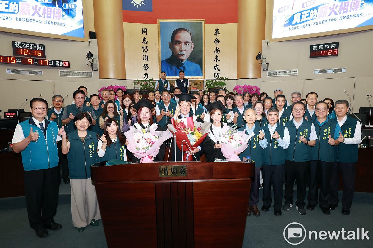 台南市議員曾培雅今日攜手議員林美燕，進行畢業聯合總質詢，並在議事廳和同時畢業的市長黃偉哲穿上學士服，與市府和議會主管一起留下珍貴的畢業大合照。 圖：國民黨團提供