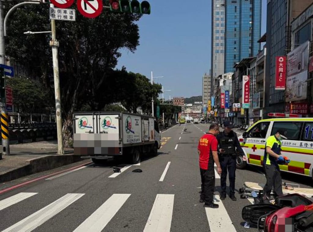 基隆市信一路與義三路口在民國114年3月間發生死亡車禍，林姓騎士與莊姓貨車駕駛碰撞後傷重身亡，家屬控告莊男涉犯過失致死，經檢方偵查後，認定林男未依規定兩段式左轉，予以莊男不起訴。（讀者提供）中央社記者王朝鈺傳真 115年9月17日