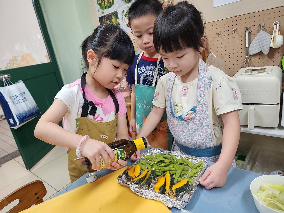 在教師陪伴與安全規範下練習料理當季蔬果。 圖：四季藝術幼兒園/提供