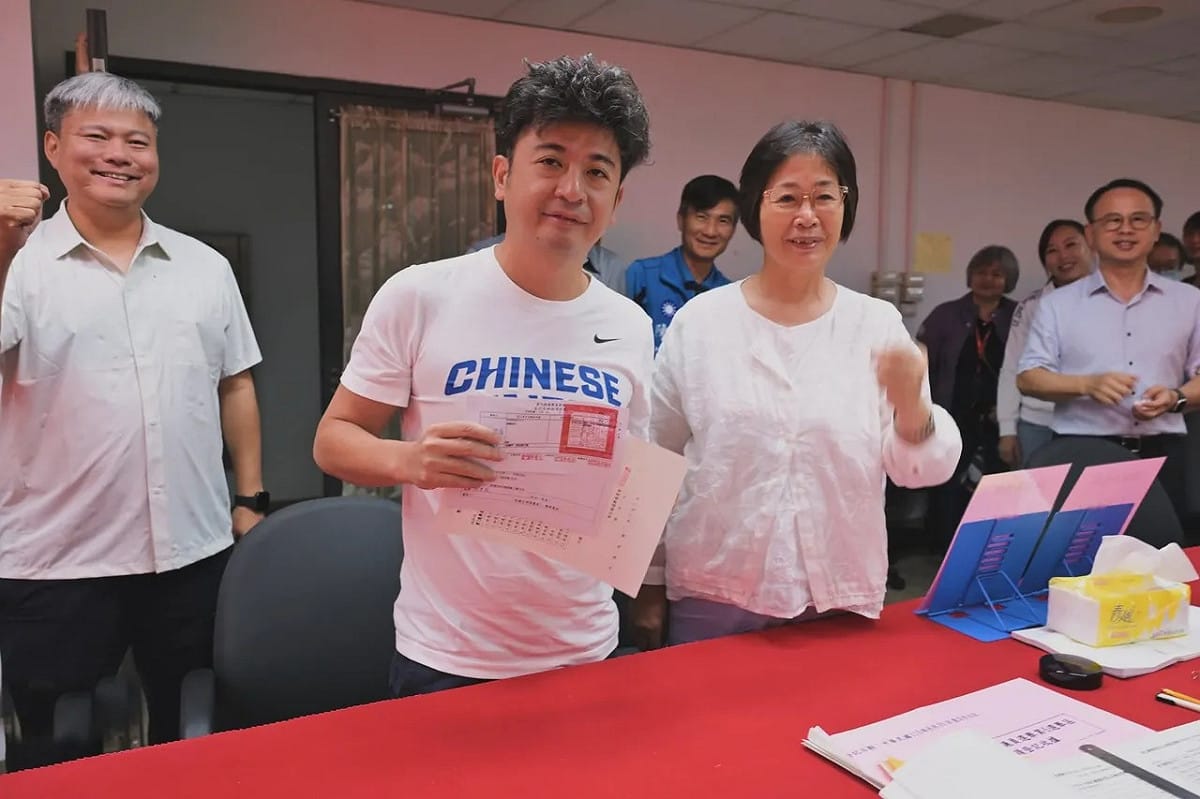 彰化地院晚間裁定謝典霖和其父謝新隆收押禁見，至於鄭汝芬謝典霖母親鄭汝芬稍晚再審。 圖：翻攝謝典霖臉書