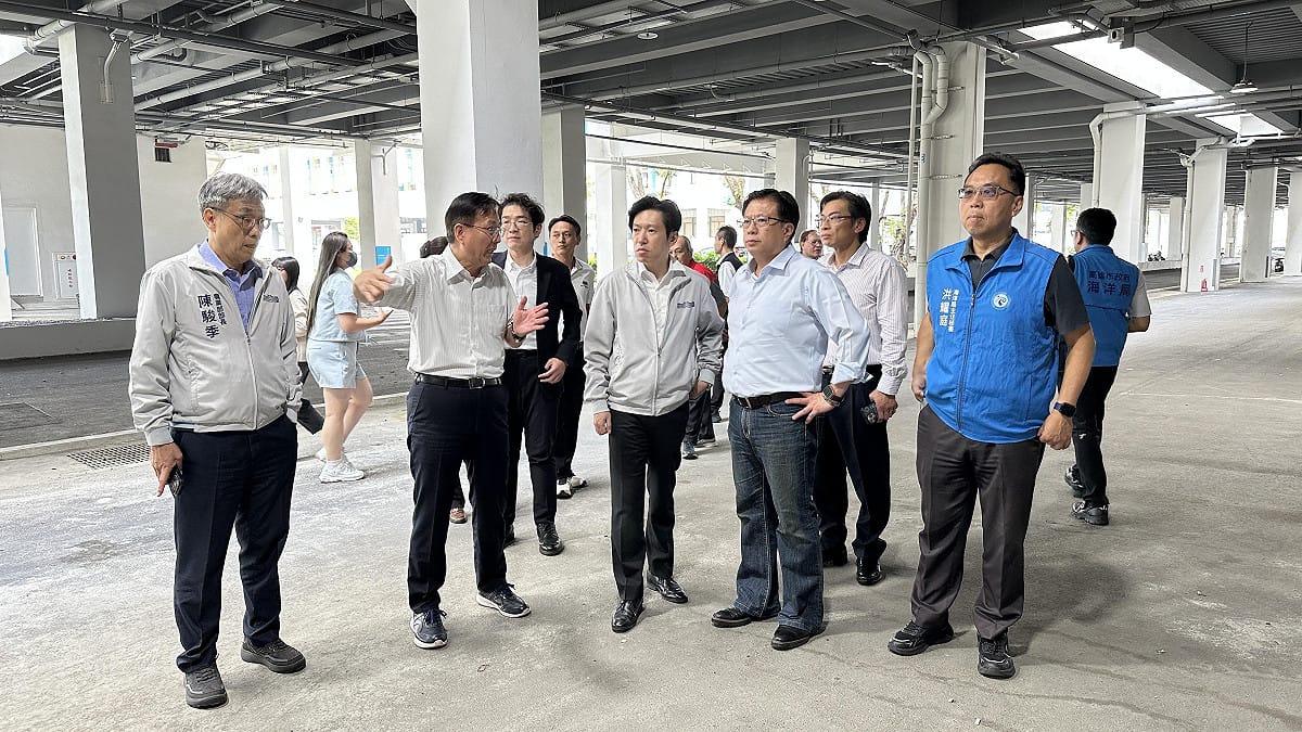 行政院秘書長張惇涵(前排中)、農業部長陳駿季(前排左一)、次長黃昭欽(前排右二)視察前鎮漁港多功能水產品運銷中心。  圖：高雄區漁會／提供