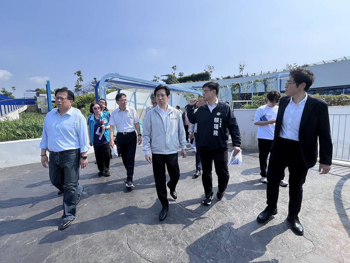 張惇涵(前排左二)在立委賴瑞隆(前排右二)、農業部次長黃昭欽(前排左一)高雄區漁會總幹事楊孟凡(前排右一)等人陪同下，親赴高雄前鎮漁港視察。 圖：行政院／提供