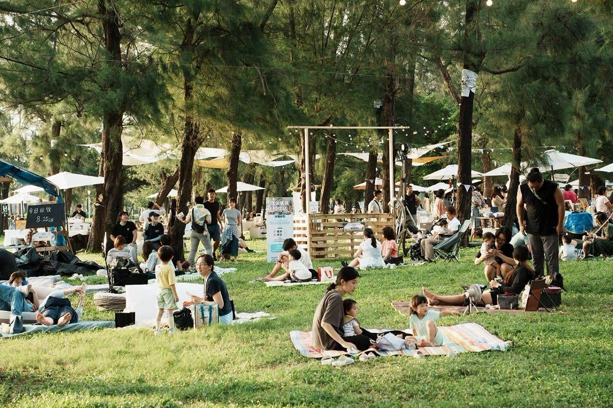 現場提供野餐墊，放鬆心情享受樹林海風。 圖：高雄市觀光局／提供