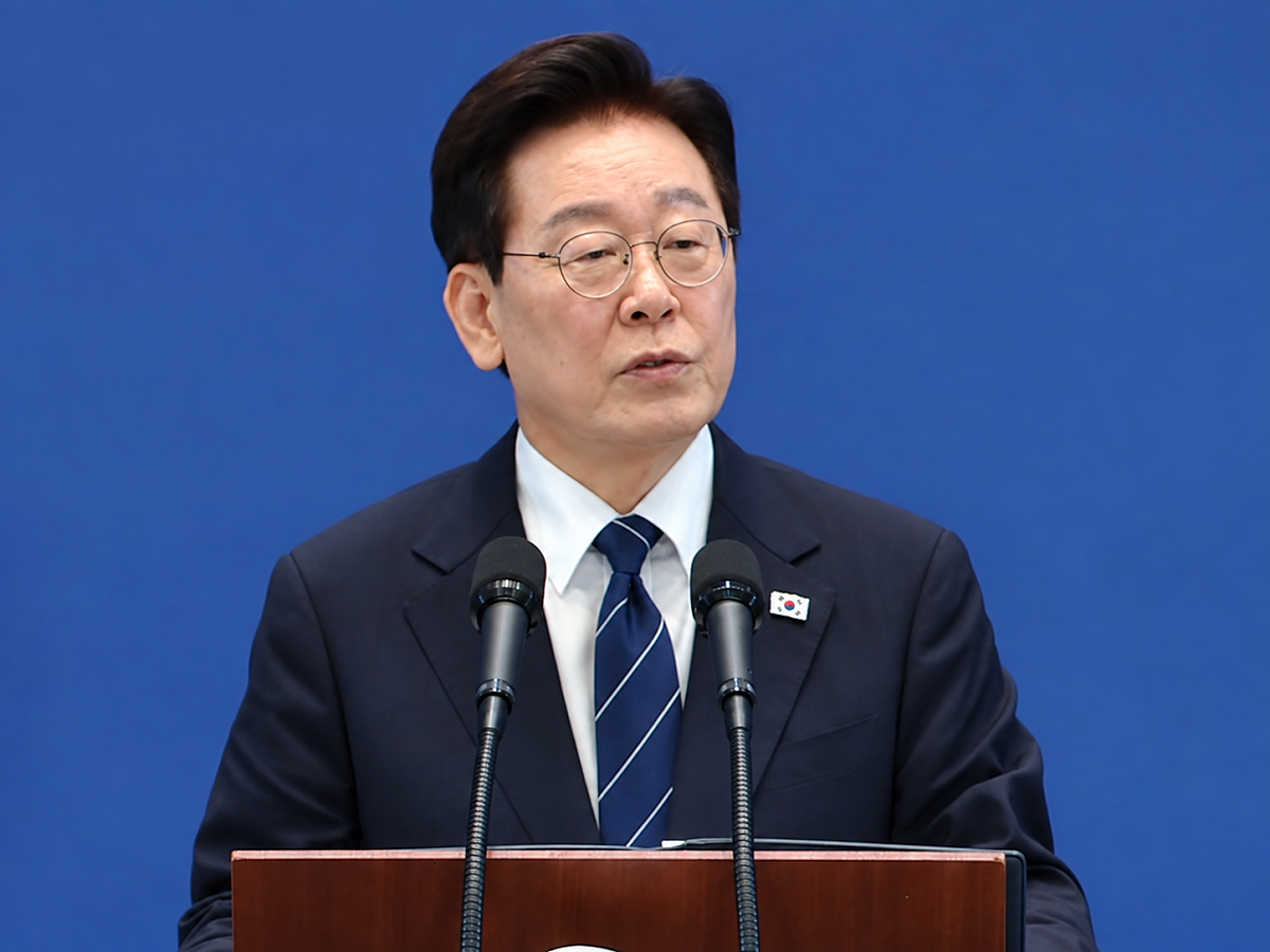 韓國總統李在明18日在青瓦台迎親自召開記者會。被問及施政支持度下滑原因時，坦言自己也曾反覆思考原因，最終在綜合各項因素後認為，「終究還是因為自身有所不足」。 圖：翻攝自이재명YT