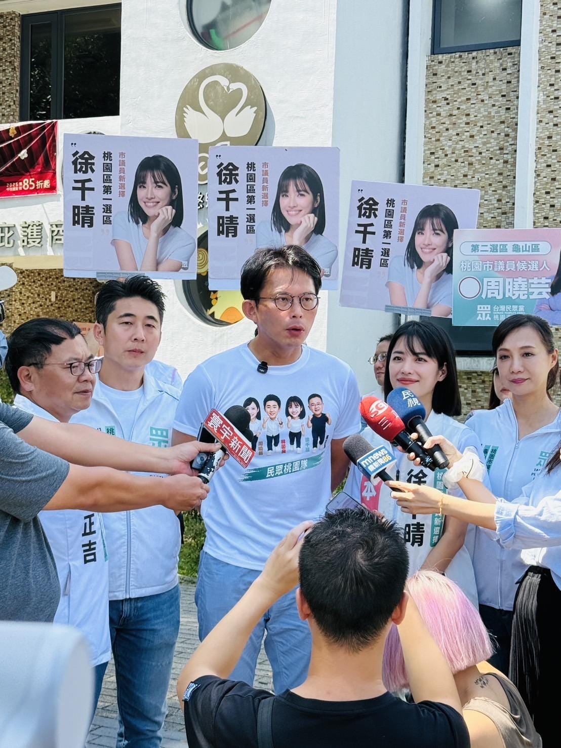 民眾黨主席黃國昌今赴桃園市幫黨籍議員參選人周曉芸、徐千晴掃街。 圖：民眾黨桃園市黨部 / 提供