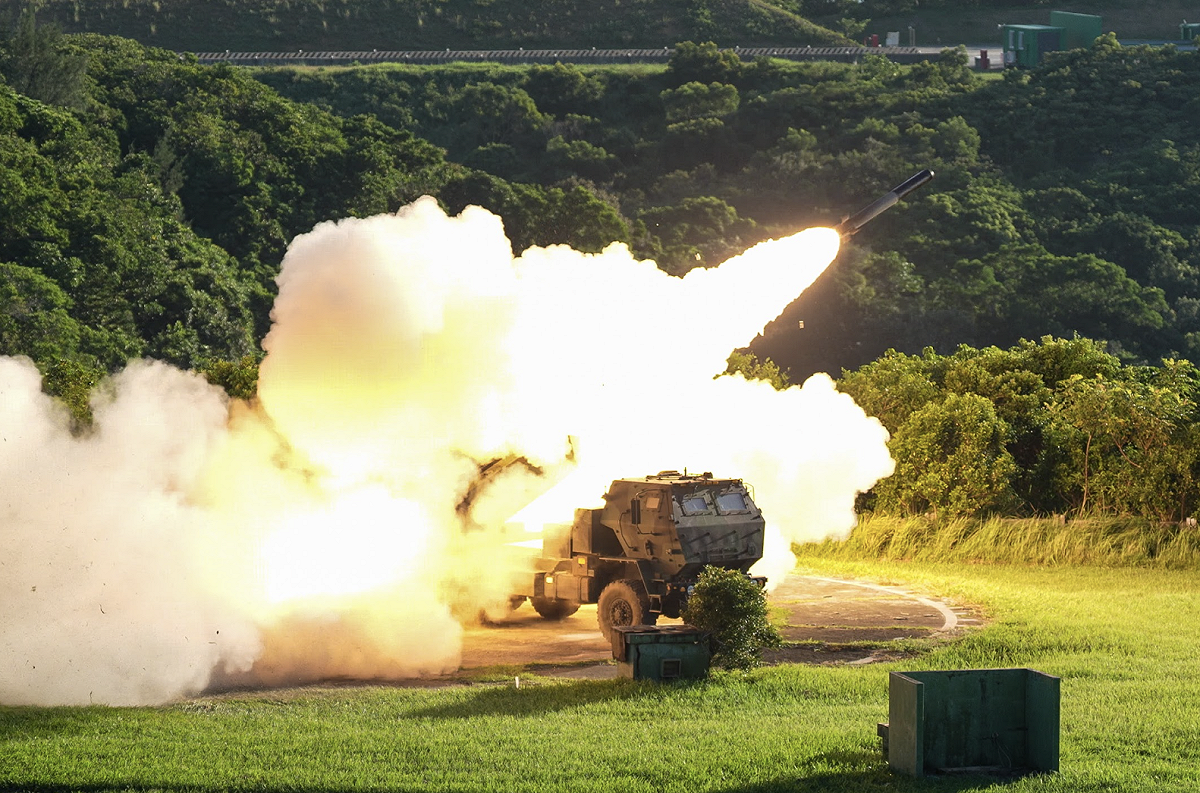 賴清德前往屏東視導「115年三軍聯合精準飛彈射擊」暨秋節勗勉。 圖：總統府提供