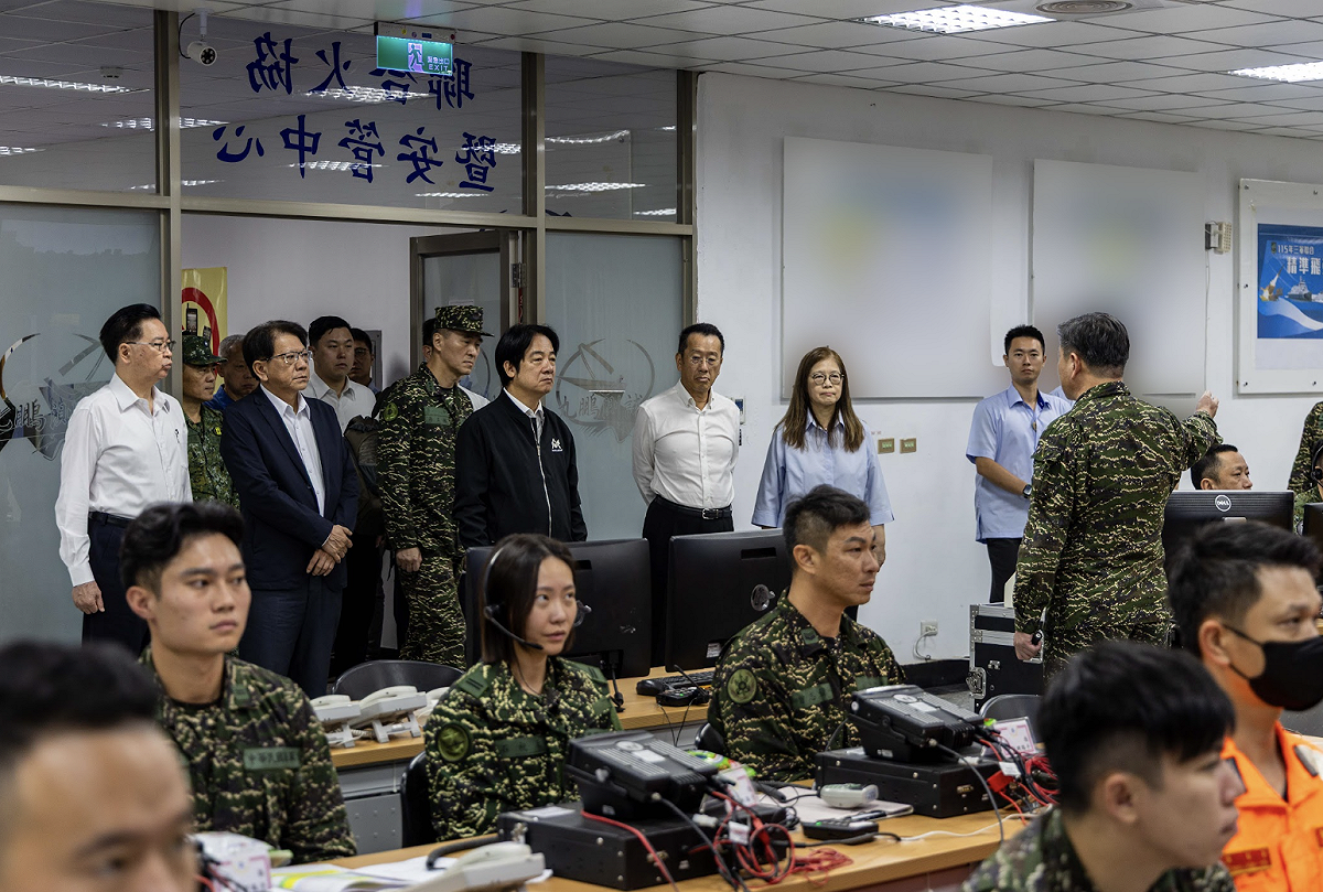 賴清德前往屏東視導「115年三軍聯合精準飛彈射擊」暨秋節勗勉。 圖：總統府提供