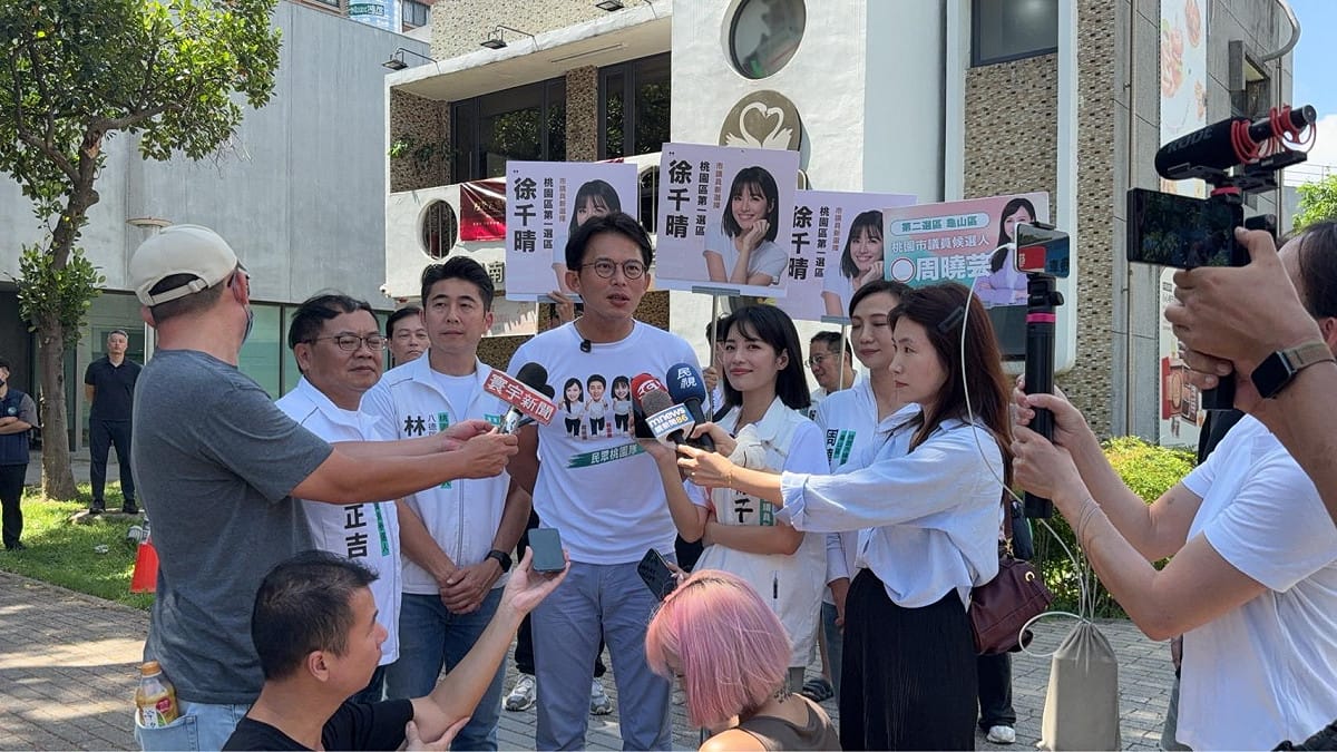 民眾黨主席黃國昌今赴桃園陪黨籍議員參選人周曉芸、徐千晴掃街拜票。 圖：民眾黨桃園市黨部 / 提供