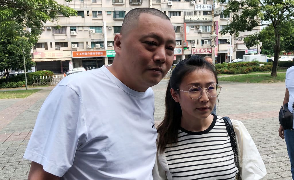 前嘉義市議會副議長蘇澤峰（左）涉共同詐欺罪被判處1年5個月徒刑定讞，18日在妻子林子淨（右）陪同下到台灣嘉義地方檢察署報到執行。中央社記者黃國芳攝　115年9月18日
