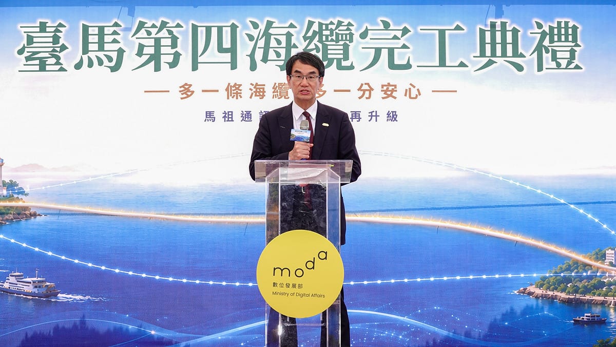 數發部長林宜敬今（18）天親赴馬祖出席「台馬第四海纜完工典禮」致 詞。 圖：數發部提供