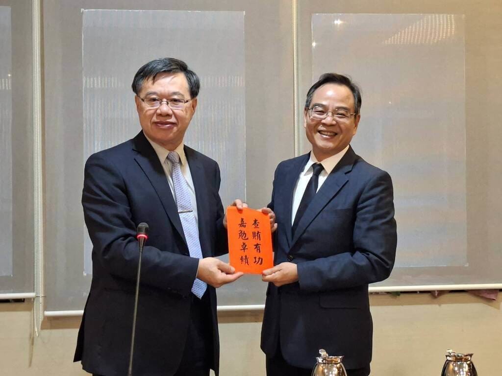 新北地檢署近期10天內連辦8件選舉案件，最高檢察署代理檢察總長徐錫祥（左）17日親赴新北地檢署慰勉選舉查察團隊同仁辛勞，肯定查賄有功。右為新北地檢署檢察長郭永發。（新北地檢署提供）中央社記者曹亞沿傳真　115年9月18日