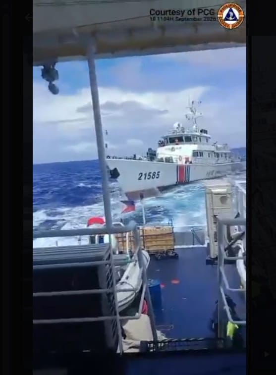 南海南沙群島附近海域18日再傳中菲公務船擦碰事件。菲方視角可見中國海警21585艦緊追。 圖：翻攝「X」@jaytaryela