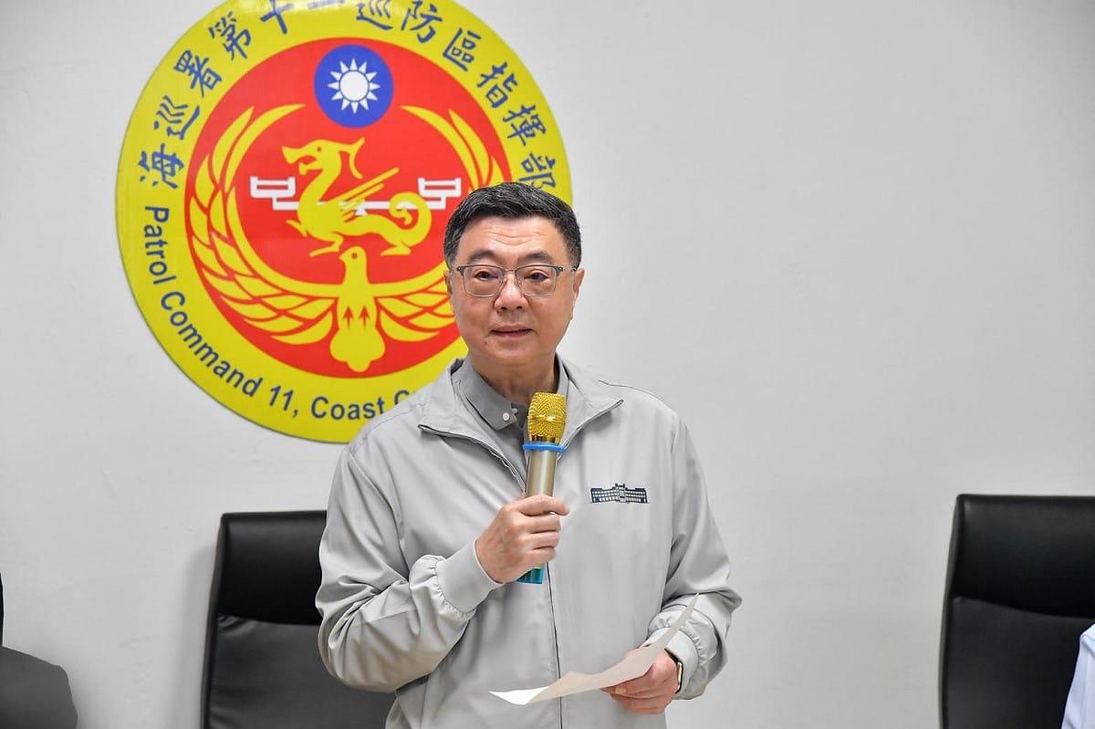 行政院長卓榮泰今（18）日親臨馬祖視導海巡署第11巡防區及第10岸巡隊，實地瞭解「馬祖岸巡隊及福澳漁港安檢所新建廳舍」的規劃情形。 圖：行政院提供