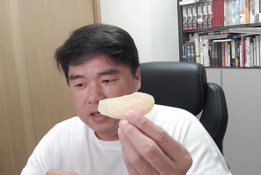 蔣萬安英文近日掀起熱議，呂捷直播突用中英夾雜教剝柚子，自嘲英文僅14分，笑稱看完蔣萬安後信心大增。 圖：翻攝自 呂捷　YT