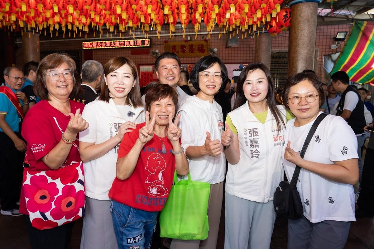 蘇巧慧與新北市議員張維倩、張嘉玲，新北市議員候選人張志豪參加「中和土地公遶境祈福嘉年華」祈安典禮。 圖：蘇巧慧競總提供