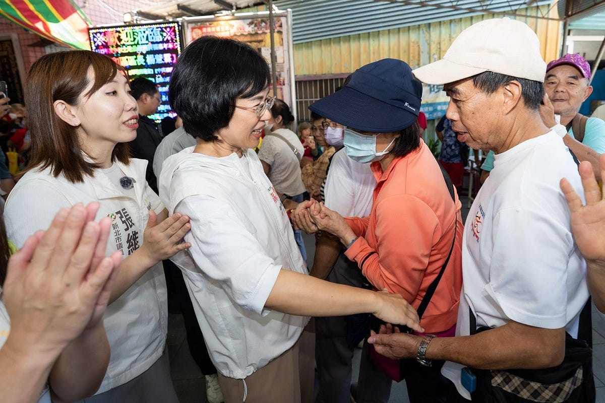 蘇巧慧除傾聽市民的心聲外，也向鄉親報告新北隊已準備就緒，她將會匯聚更多人才，並且持續加速地方建設推動，讓新北市迎接新的時代。 圖：蘇巧慧競總提供