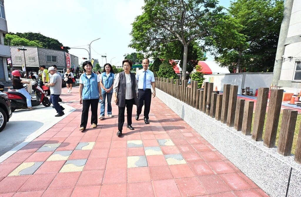 彰化縣政府改善鹿港鎮文開國小附近人車爭道情形，包含人行道拓寬、設汽機車接送彎、學校周邊道路重鋪等，提升學童通學安全，縣長王惠美（前右）18日出席啟用典禮。（彰化縣政府提供）中央社記者蕭博陽傳真　115年9月18日