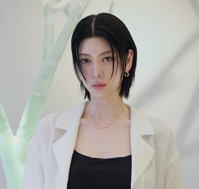 三吉彩花今(18)日無預警透露，約一個月前被診斷出「顏面神經麻痺」，因此暫停演藝活動休養。 圖：翻攝自三吉彩花IG
