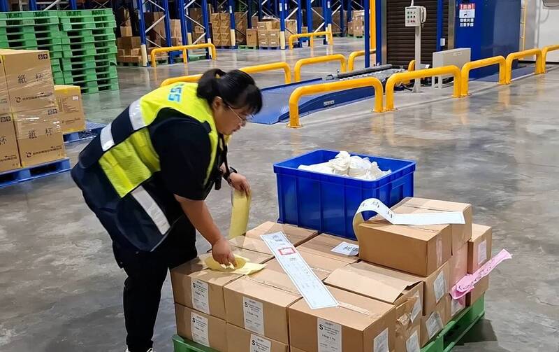 桃園市衛生局派員前往進口商的物流倉庫查核「巴馬乾酪風味調味粉」。 圖：桃園市政府／提供