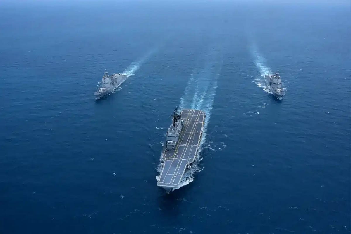 將無償贈與印尼的前義大利海軍「加里波底號」輕型航空母艦，駛進印尼水域後由印尼海軍護航。 圖：翻攝TNI AL