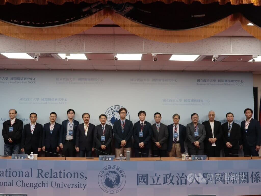 政治大學國際關係研究中心18日舉辦「鞏固與重塑：解析20大後中國發展的動態與展望」研討會，台灣大學政治學系教授張登及（左起）、政治大學國際關係研究中心副主任林義鈞、政治大學國際關係研究中心副研究員曾偉峯、政治大學國際關係研究中心助理研究員林伯雍、東華大學公共行政學系榮譽教授高長、中央研究院政治學研究所特聘研究員吳玉山、政治大學國際關係研究中心主任王信賢、大陸委員會副主任委員沈有忠、政治大學國際關係研究中心副主任陳至潔、政治大學東亞研究所名譽教授丁樹範、中央研究院政治學研究所研究員蔡文軒、政治大學國際關係研究中心兼任研究員湯紹成、大陸委員會聯絡處處長朱祐誼、台灣師範大學公民教育與活動領導學系教授黃信豪等專家學者與會。 圖：中央社