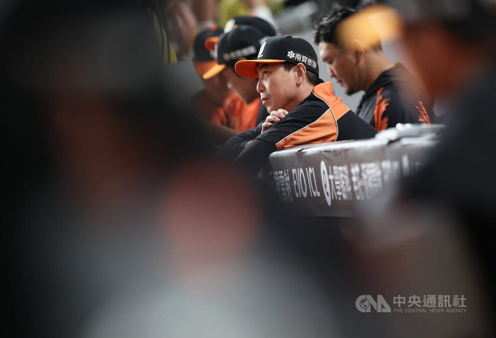 中華職棒統一7-ELEVEn獅隊17日以2比4輸給中信兄弟隊，6局下獅隊陳傑憲的一次失誤成為戰局翻轉因素，當下總教練林岳平（中）曾轉身離開，但他18日解釋，當下只是轉身打電話要換投。中央社記者張新偉攝　115年9月18日