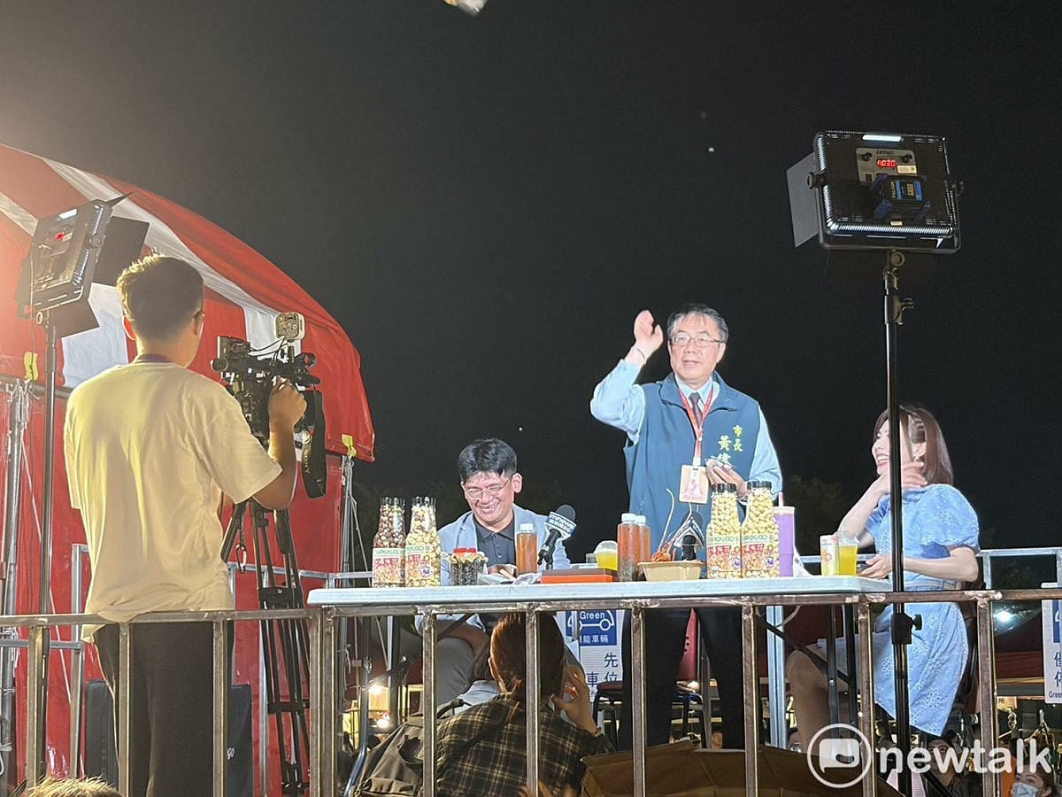 民間發起「鍘美藝術節」活動，台南市長黃偉哲親臨現場加入轉播，帶動全場沸騰氣氛。 圖：黃博郎攝