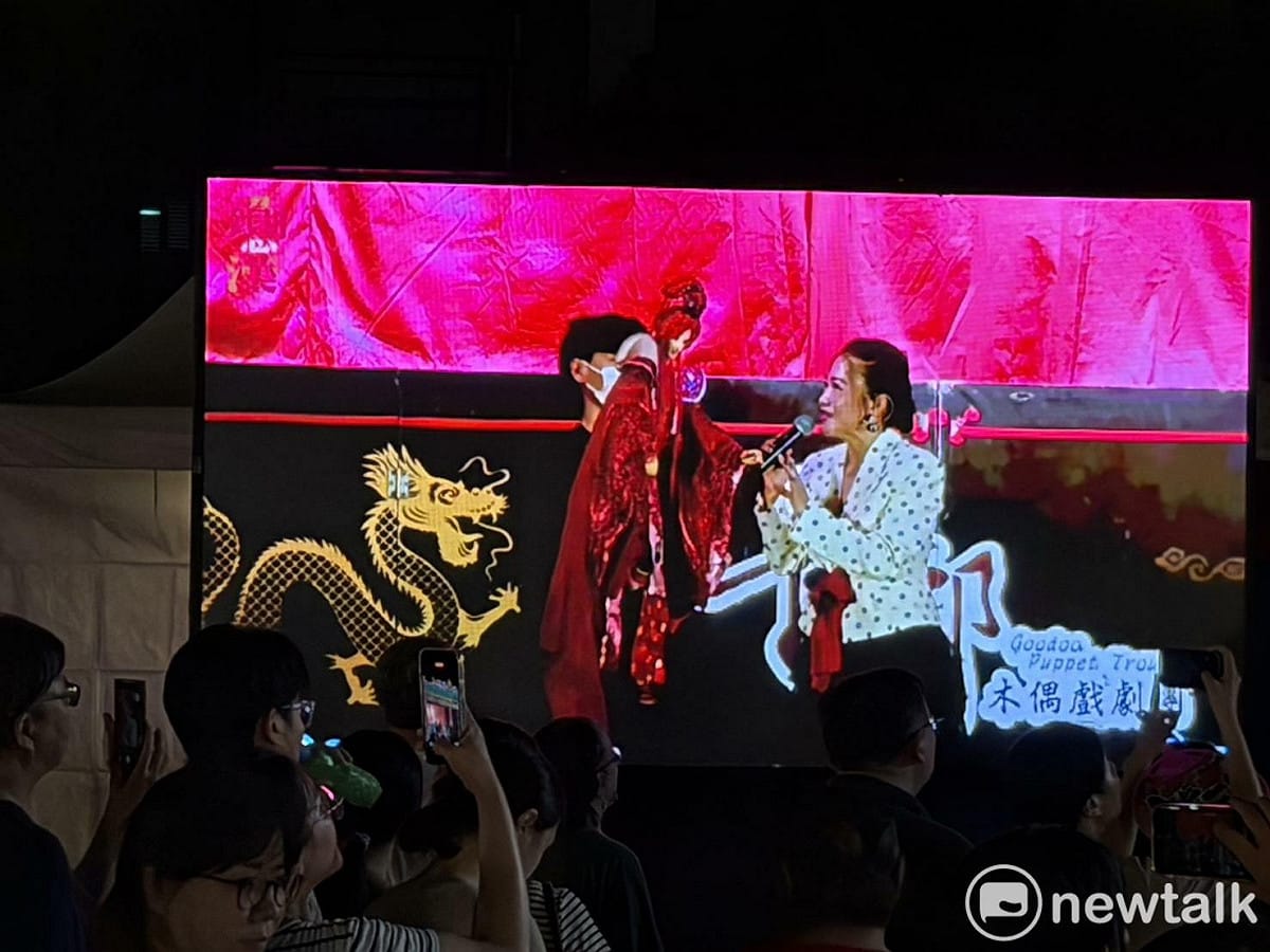 活動率先由唱紅多首布袋戲歌曲的台語天后黃妃登場，帶來《追追追》等多首膾炙人口的經典金曲熱情開唱。 圖：黃博郎攝