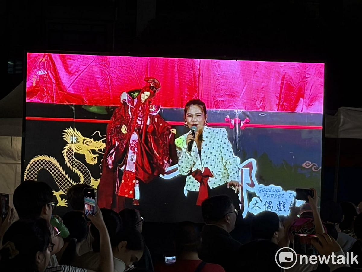 活動率先由唱紅多首布袋戲歌曲的台語天后黃妃登場，帶來《追追追》等多首膾炙人口的經典金曲熱情開唱。 圖：黃博郎攝