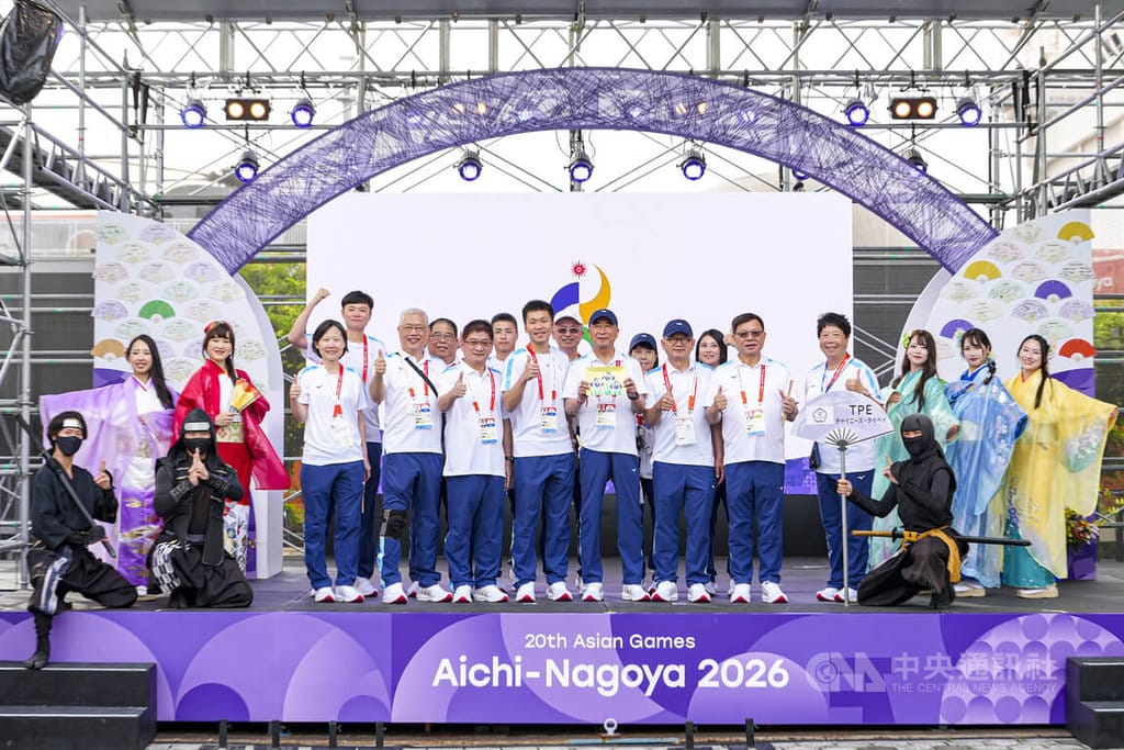 2026愛知名古屋亞運台灣代表團18日出席開村儀式，運動部長李洋（白衣前左4）與團員開心在台前一同合影。中央社記者鄭清元名古屋攝　115年9月18日
