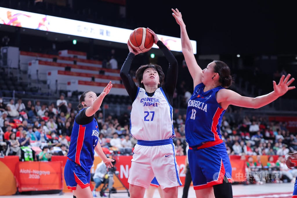 愛知名古屋亞運女籃台灣隊18日對上蒙古隊，台灣隊林蝶（白衣）扮演板凳奇蹟，拿下10分助球隊拉開差距。中央社　115年9月18日