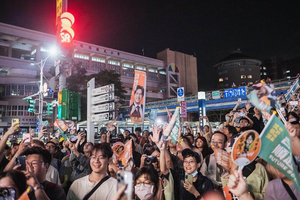 沈伯洋掀起「洋流」。圖為沈伯洋赴公館夜市掃街。 圖：沈伯洋辦公室提供