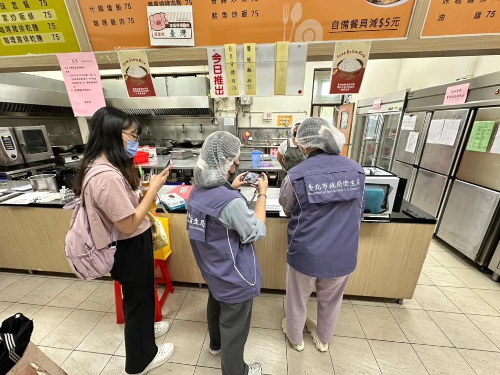 針對台北市成淵高中87名學生腹瀉案，北市衛生局8日表示，上午獲報後立即前往稽查，查獲冷藏冰箱下方髒污、地面積水、層架髒污、邊框髒污等5項衛生缺失。 圖：（台北市衛生局提供）