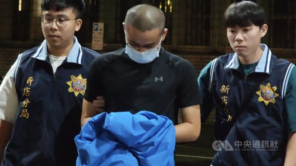 台北地檢署偵辦立委高金素梅助理張俊傑棄逃匿案，18日指揮新北市新店警分局逮捕協助張逃匿的21歲吳姓男子，晚間移送北檢。檢察官複訊後，晚間諭令吳男新台幣5萬元交保，並限制出境、出海。中央社記者林長順攝 115年9月18日 圖：中央社提供