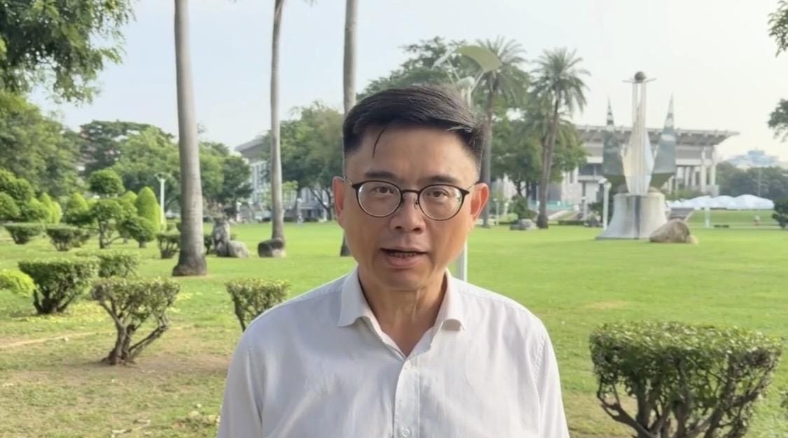 賴瑞隆邀請沈伯洋來一場「英雄路港灣走讀」，感受南台灣的熱情與溫暖，並「下水」挑戰划SUP，感受港灣城市的魅力。 圖：賴瑞隆競辦／提供