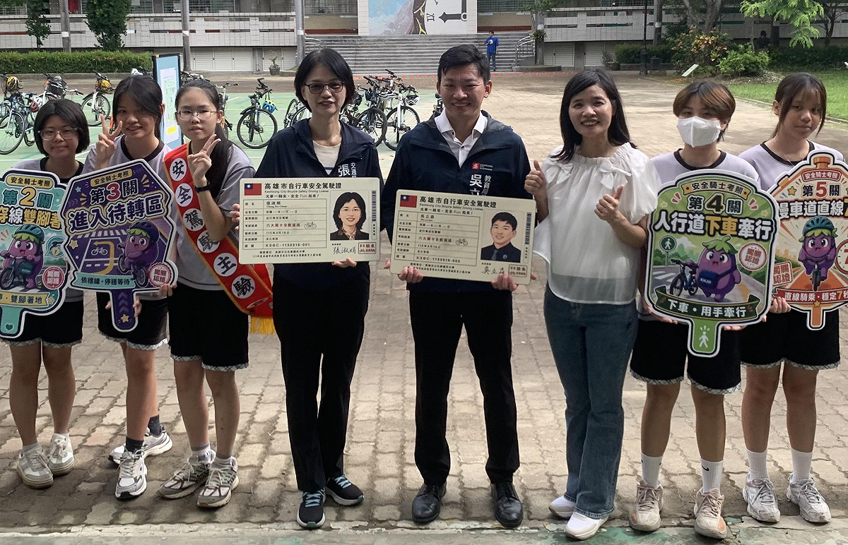 教育局長吳立森(右四)、交通局長張淑娟(左四)自行車路考過關拿到駕照，光華國中校長王小芬(右三)期盼學生將交通安全觀念帶入日常生活。 圖：孫家銘／拍攝