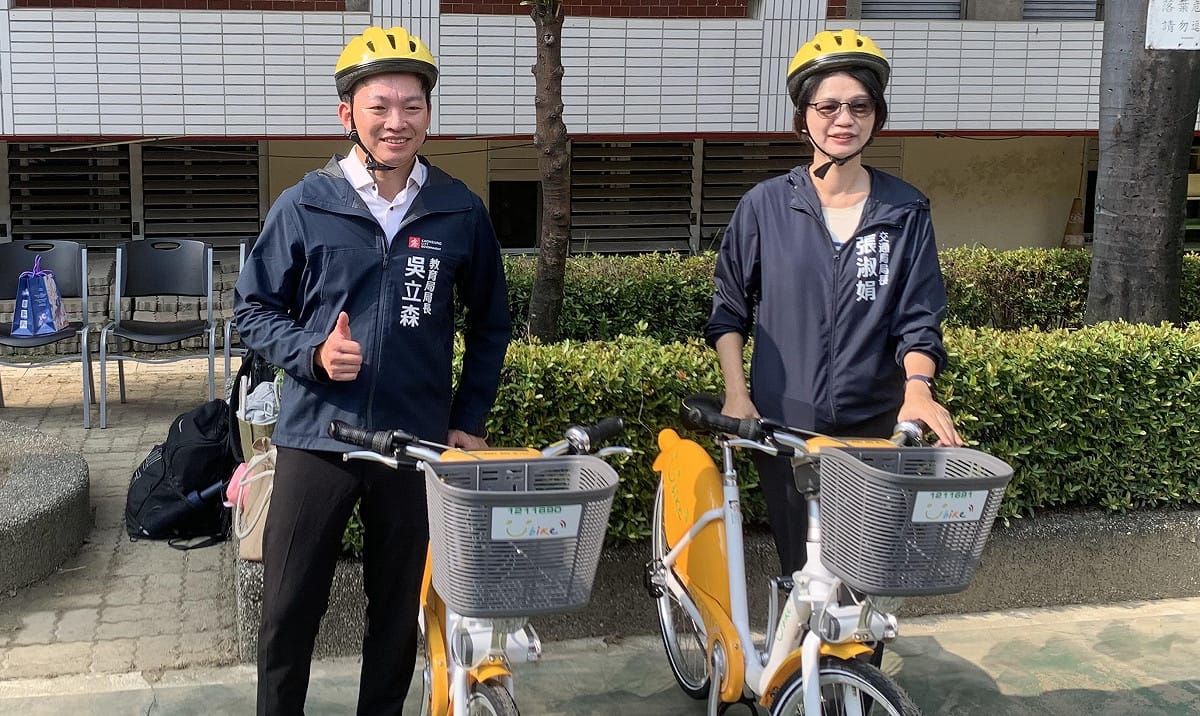 吳立森(左)、張淑娟(右)親自上陣體驗模擬真實道路情境的自行車路考。 圖：孫家銘／拍攝
