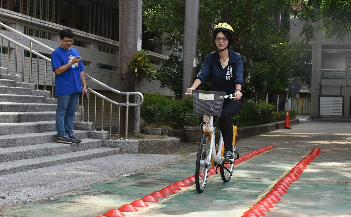 張淑娟(右)在7秒規定時間內穩穩通過慢車道直線騎乘關卡。  圖：孫家銘／拍攝
