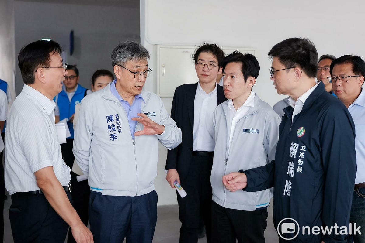 賴瑞隆(前排右一)偕張惇涵(前排右二)、陳駿季(前排左二)視察前鎮漁港多元水產品運銷中心及船員大樓，這是前鎮漁港斥資逾81億元改建計畫中最核心的兩大指標性硬體建設，對台灣整體遠洋漁業的升級與國際競爭力具有決定性的關鍵。 圖：賴瑞隆競辦／提供（資料照）