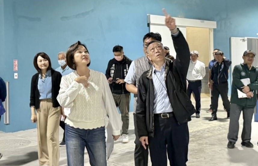 柯志恩(前左)去年邀集相關單位會勘多功能水產運銷中心，提出許多解決方案，行政院卻整整拖延9個月。 圖：柯志恩辦公室／提供（資料照）