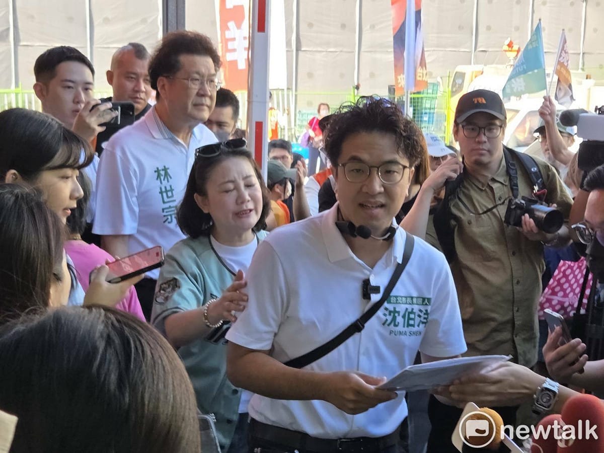 沈伯洋赴北投中繼市場拜票，與熱情支持者合照。 圖：黃建豪/攝