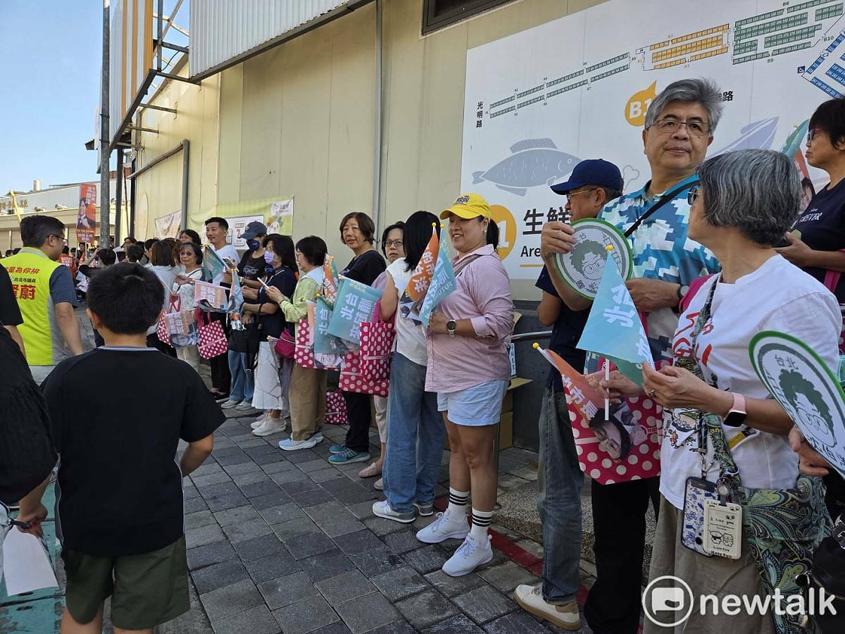 沈伯洋赴北投中繼市場拜票，吸引熱情支持者一早排隊等待合照。 圖：黃建豪/攝