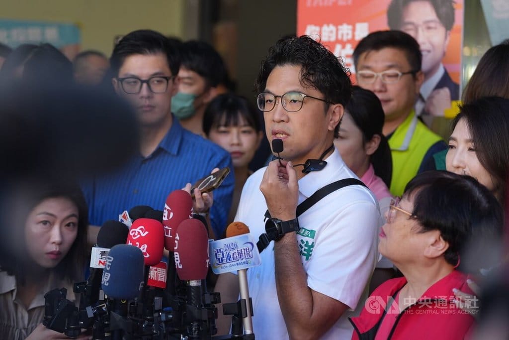 民進黨台北市長參選人沈伯洋（前中）19日赴北投中繼市場拜票，沈伯洋在掃街前先接受媒體聯訪，針對名古屋亞運升旗事件，表示台灣人應該都知道在國際場合被打壓及遇到的壓力。 圖/中央社記者徐肇昌攝
