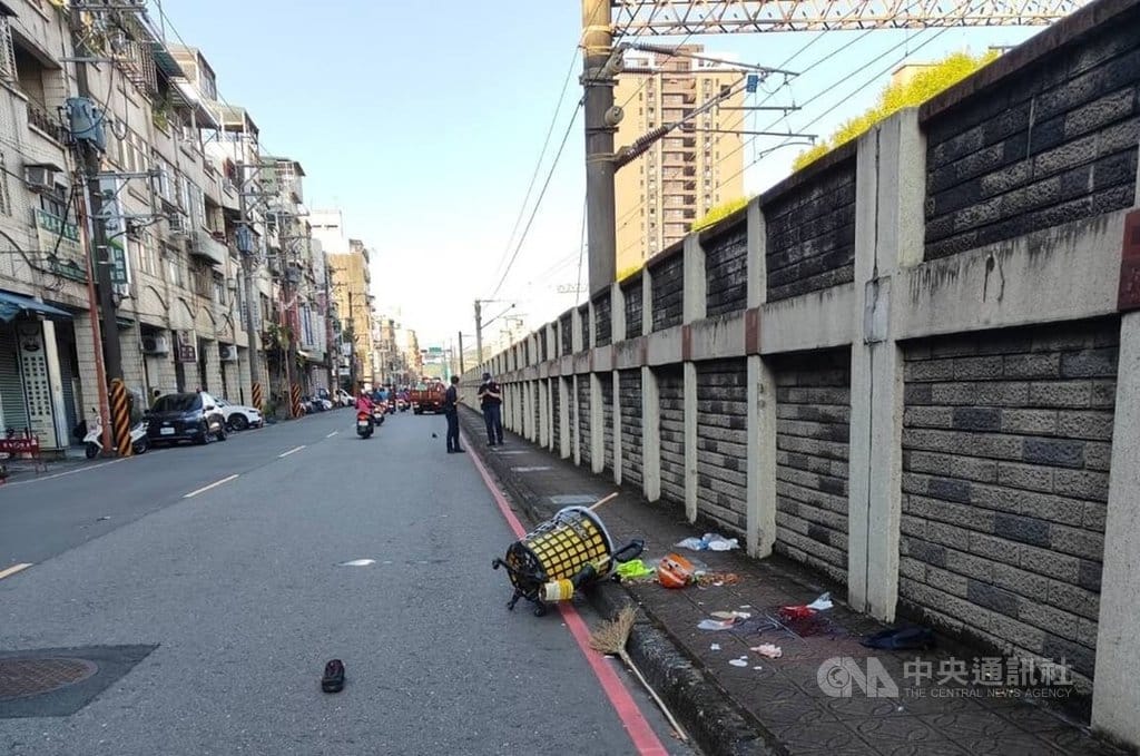 新北樹林區發生死亡車禍，女清潔隊員19日清晨在街上執行清掃勤務時遭機車撞及，送醫不治。（翻攝照片）中央社記者王鴻國傳真　115年9月19日
