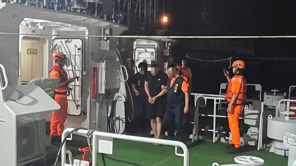 立委高金素梅助理張俊傑棄保逃匿，台東海巡單位加強海防查緝防止偷渡，18日傍晚在娛樂船發現黃姓酒駕案通緝犯（短褲者），當場逮捕移送台東地檢署。（海巡提供）中央社記者盧太城台東傳真　115年9月19日