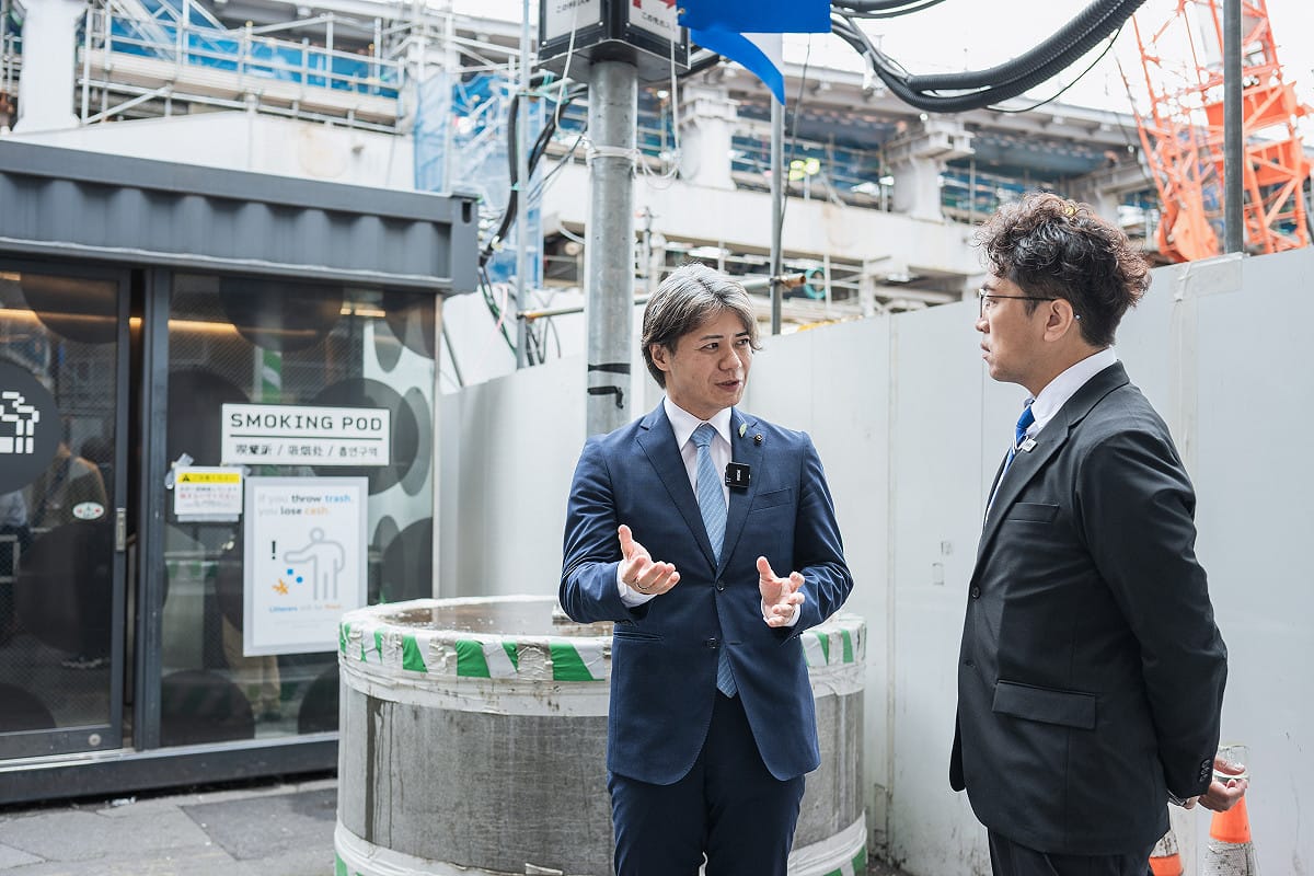 民進黨台北市長候選人沈伯洋與日本神戶市議員上畠寛弘交流日本的分菸政策。 圖：沈伯洋競選辦公室/提供